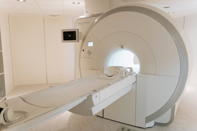 Rezonans magnetyczny a implant zębowy